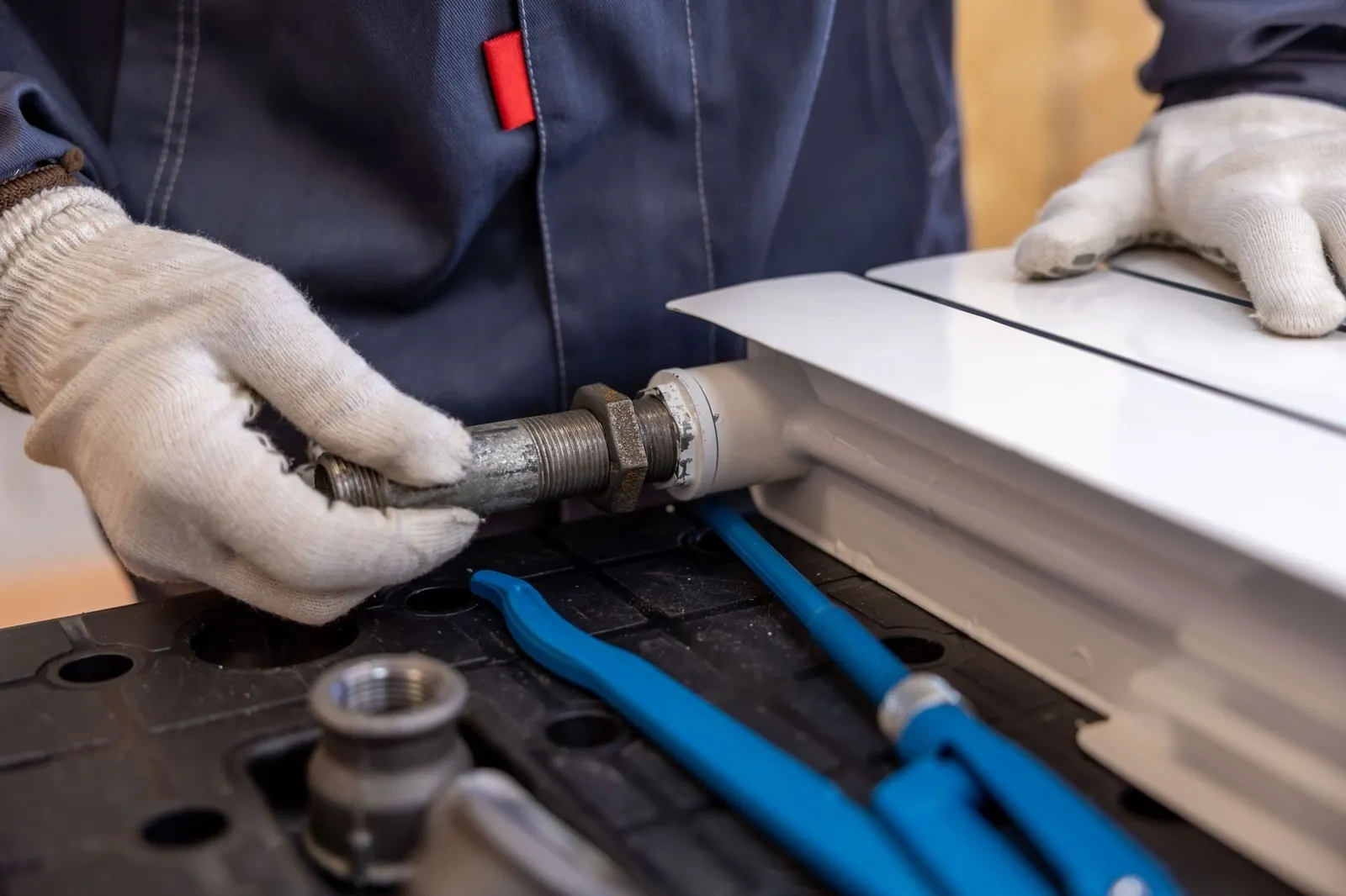 Hydraulik przy pracy - montaż instalacji wodnej